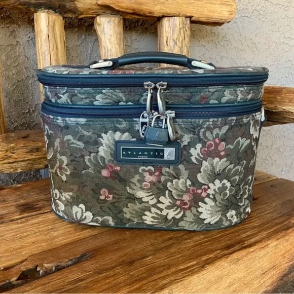 Vintage ATLANTIC Overnight/Makeup Bag - Picture 1 of 14